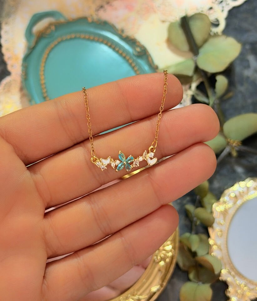 Vintage Mavi Taşlı Çiçek ve Kalp Detaylı Çelik Kolye