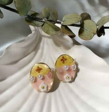 Beyaz Çiçek ve İnci Tasarım Vintage Küpe