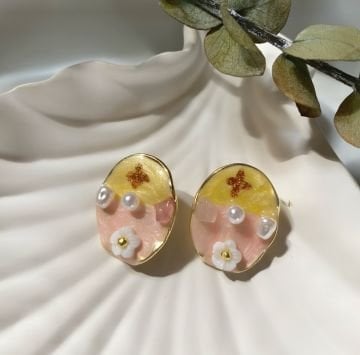 Beyaz Çiçek ve İnci Tasarım Vintage Küpe