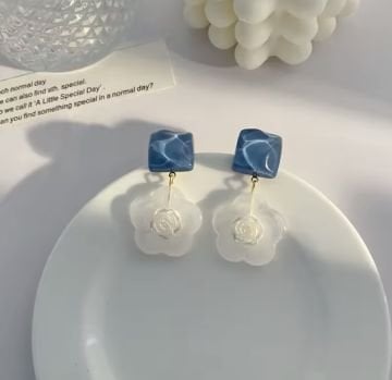 Elegant Beyaz Çiçek Küpe