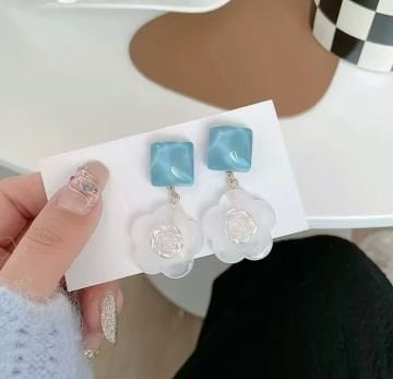Elegant Beyaz Çiçek Küpe