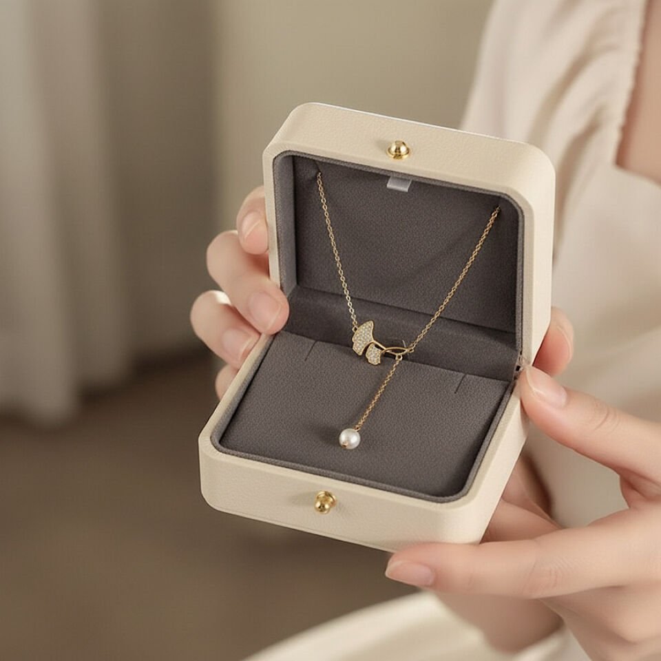 İnci Detaylı Yaprak Tasarım Çelik Kolye