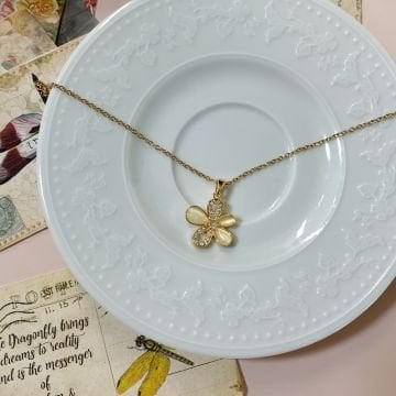 Beyaz Mineli Kristal Taşlı Çiçek Çelik Kolye