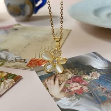 Beyaz Mineli Kristal Taşlı Çiçek Çelik Kolye