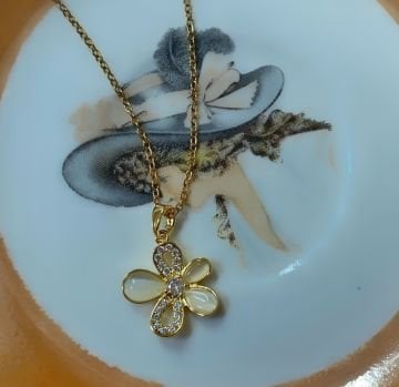 Beyaz Mineli Kristal Taşlı Çiçek Çelik Kolye