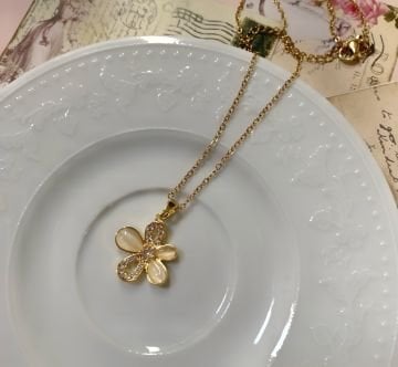 Beyaz Mineli Kristal Taşlı Çiçek Çelik Kolye