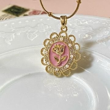 Pembe Gül Figürlü Vintage Çelik Kolye