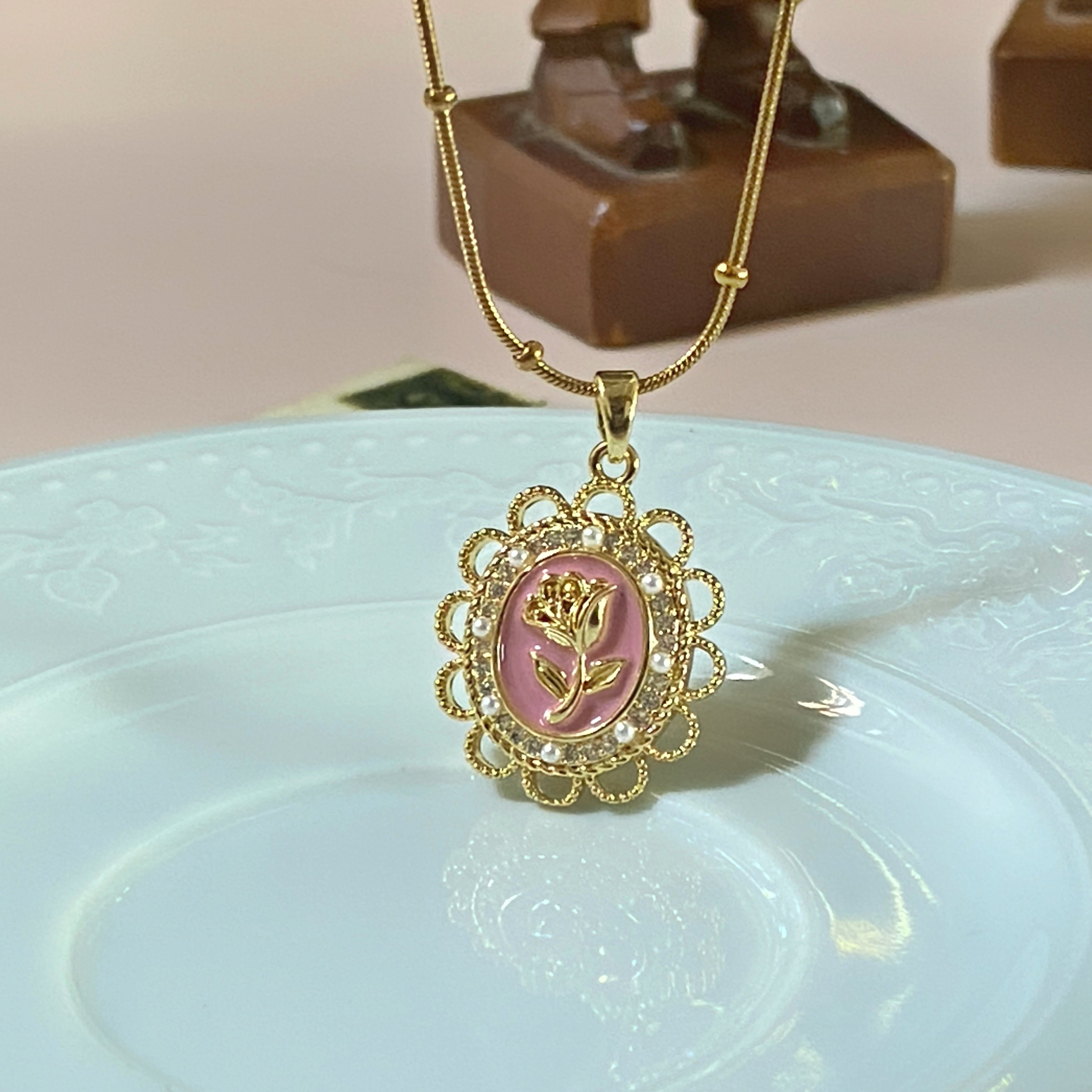 Pembe Gül Figürlü Vintage Çelik Kolye