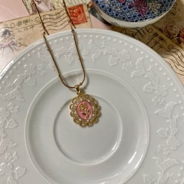 Pembe Gül Figürlü Vintage Çelik Kolye